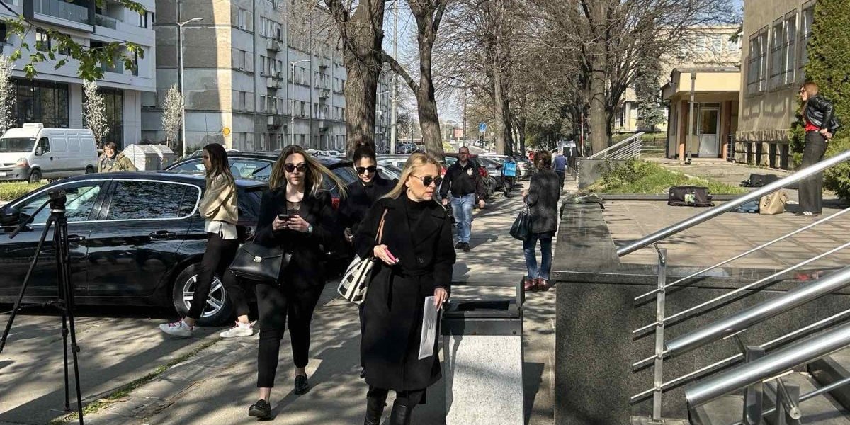 Roditeji ulaze u Sud