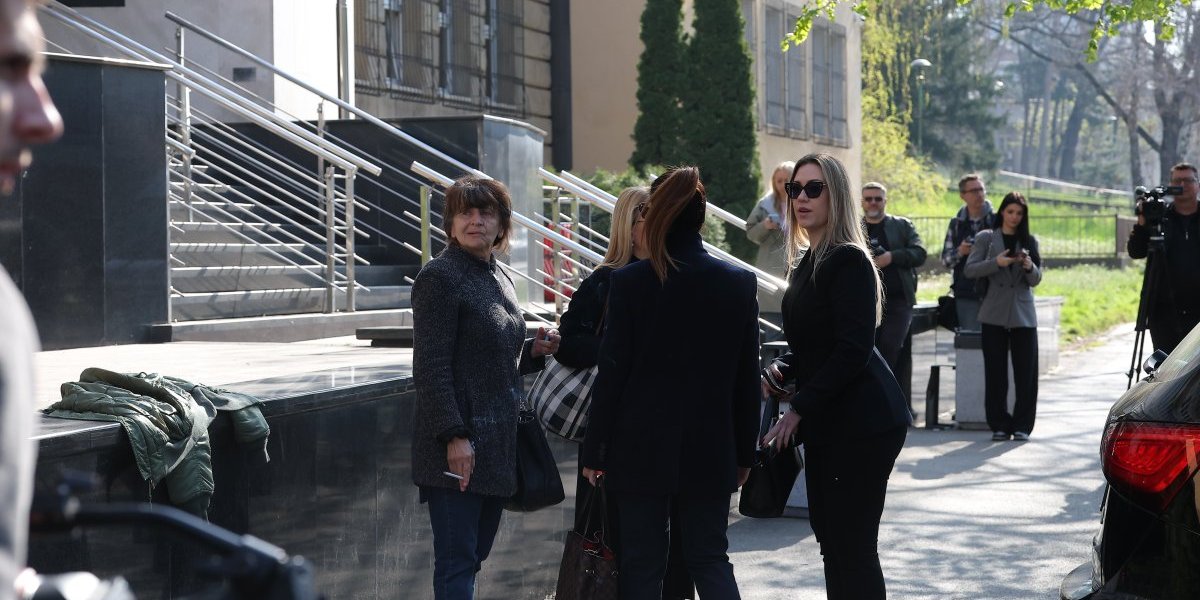 Roditelji žrtava ulaze