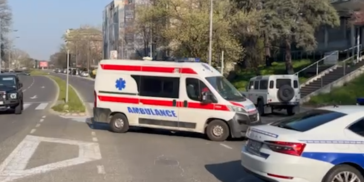 Ambulantna kola dovoze Kostu u Sud