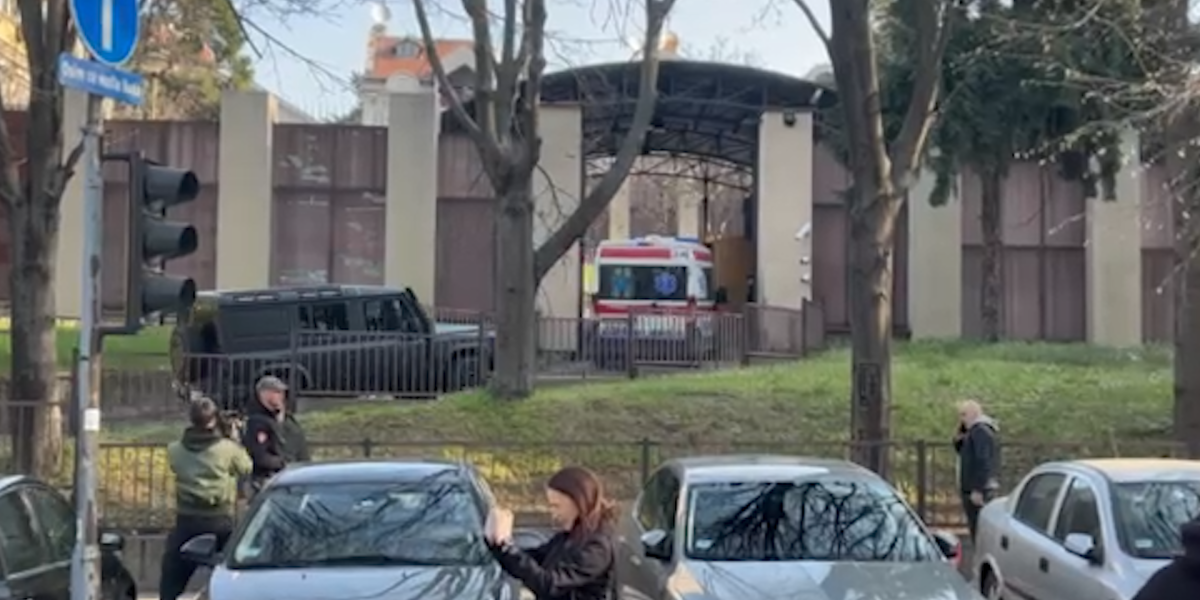 Sanitet prolazi kapiju Specijalnog suda