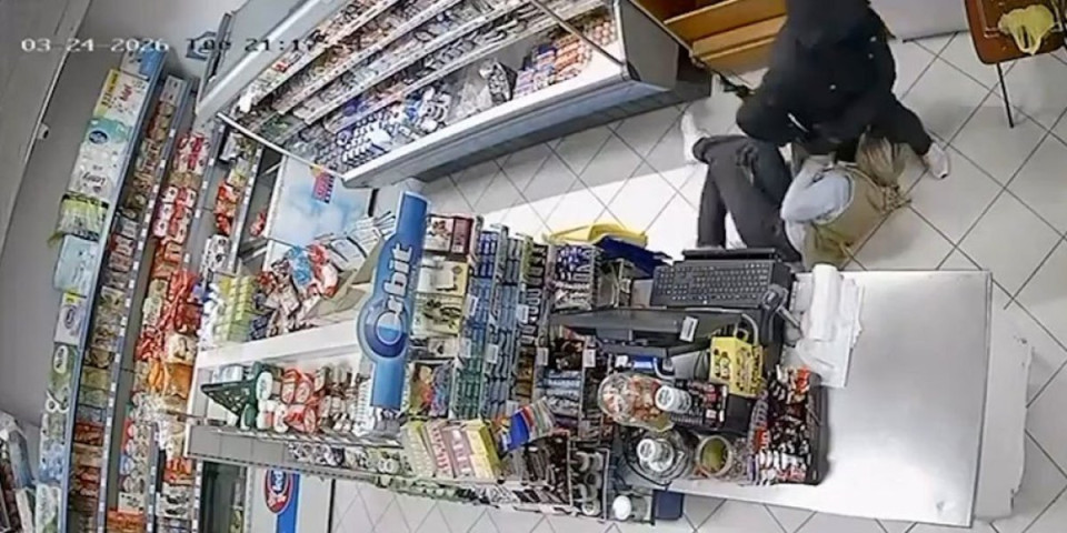 Isplivao neverovatan snimak: Hrabra radnica nasrnula na pljačkaša, ni automatska puška je nije sprečila (VIDEO)