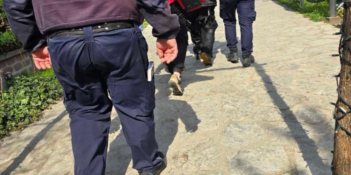 Hitna pomoć odvodi muškarca