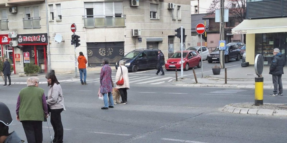 Da nije smešno, bilo bi tužno: Pogledajte koliko se ''studenata'' okupilo (FOTO)