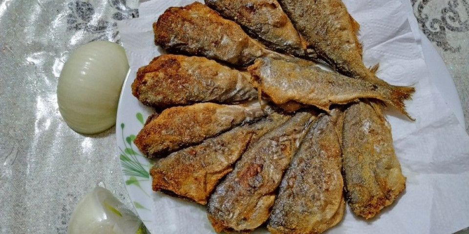 Pohovani oslić u marinadi od belog vina: Hrskava korica bez viška ulja uz jednostavan trik