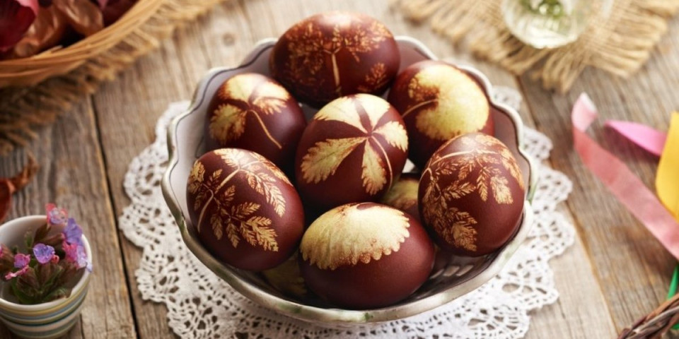 Farbanje jaja u lukovini: Starinska metoda naših baka za najlepšu vaskršnju korpu
