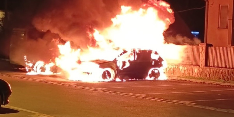 Zastrašujuće! Vrhunac ludila i nasilja u Aranđelovcu: Blokaderi zapalili automobil istaknutom naprednjaku (VIDEO)