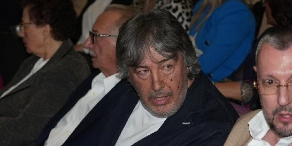 Nije se nadao da ga kamere snimaju: Evo šta je radio dečko Snežane Đurišić za vreme koncerta