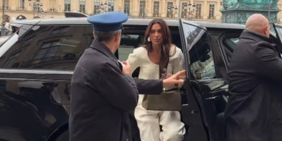 Džaba milioni i avioni: Albanska pevačica se izblamirala jer nije znala da uđe u hotel (VIDEO)