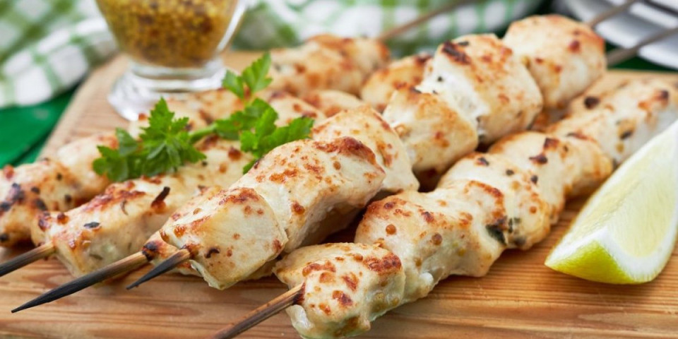 Pileći ćevapi koji ostaju sočni: Jednostavan recept za laganiju verziju omiljenog jela