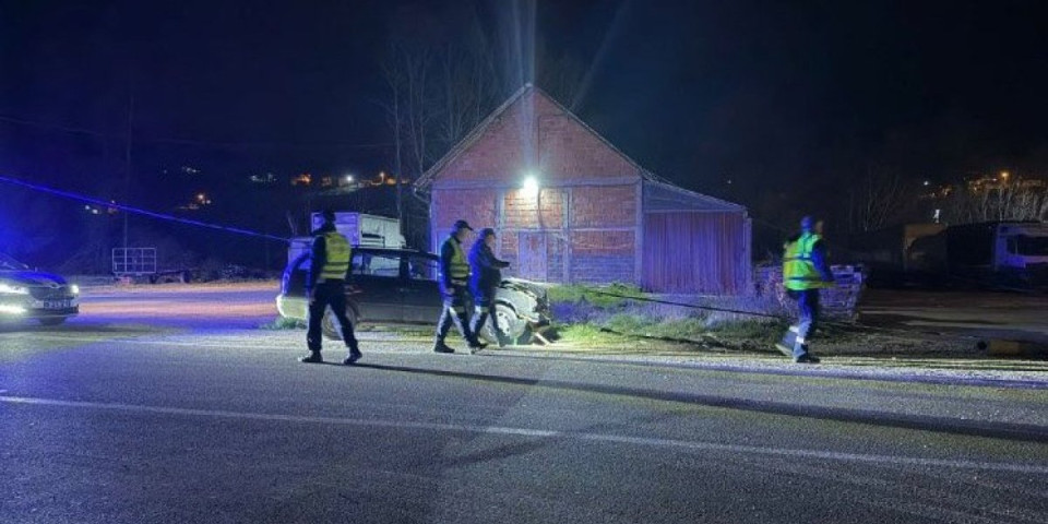 Horor kod Novog Pazara: Zakucao se u banderu i iščupao je iz zemlje, vozač teško povređen (FOTO)