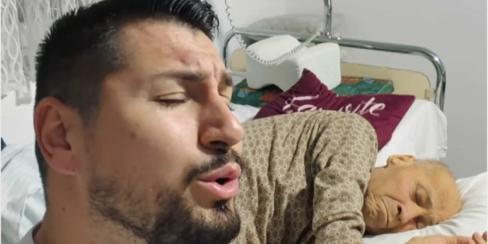 Zapevao ocu na samrti: Pevač objavio potresan snimak, oči mu pune suza (VIDEO)