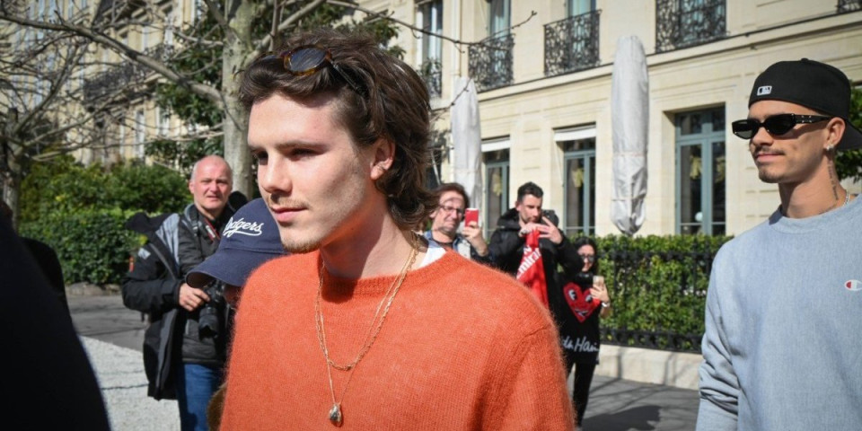 Bekamov sin plakao kao kiša dok je izvodio pesmu o bratu koji se odrekao porodice (VIDEO)