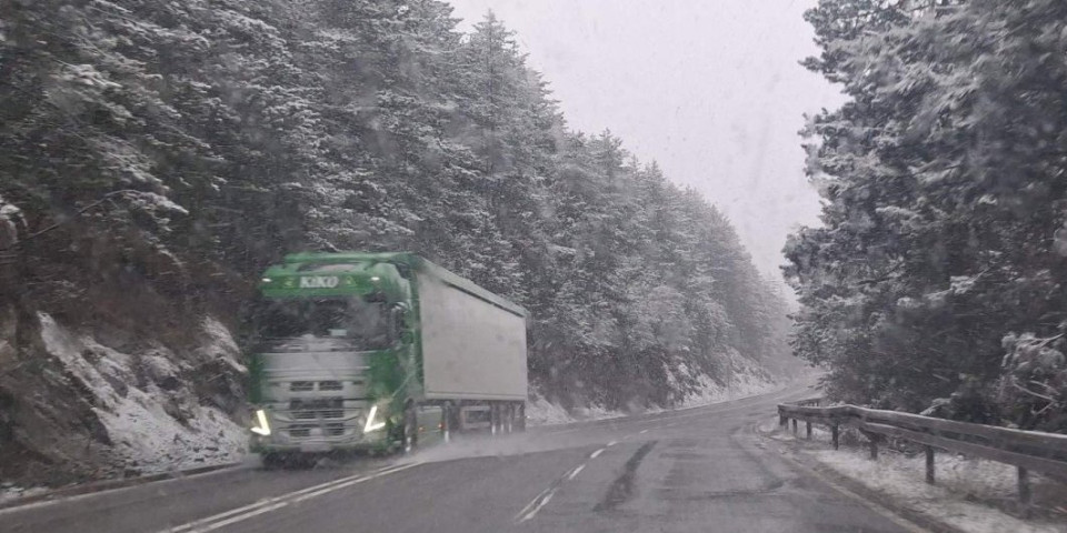 Putari dočekali martovski sneg! Evo šta nadležni kažu o prohodnosti saobraćajnica