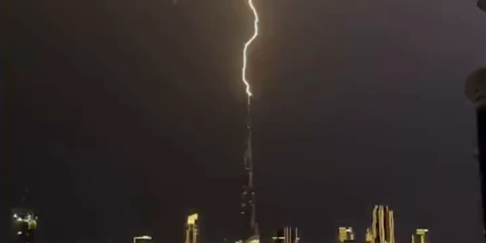 Nebo se otvorilo nad Dubaijem! Grom spržio vrh Burdž Kalife, snimak od kog zastaje dah (VIDEO)
