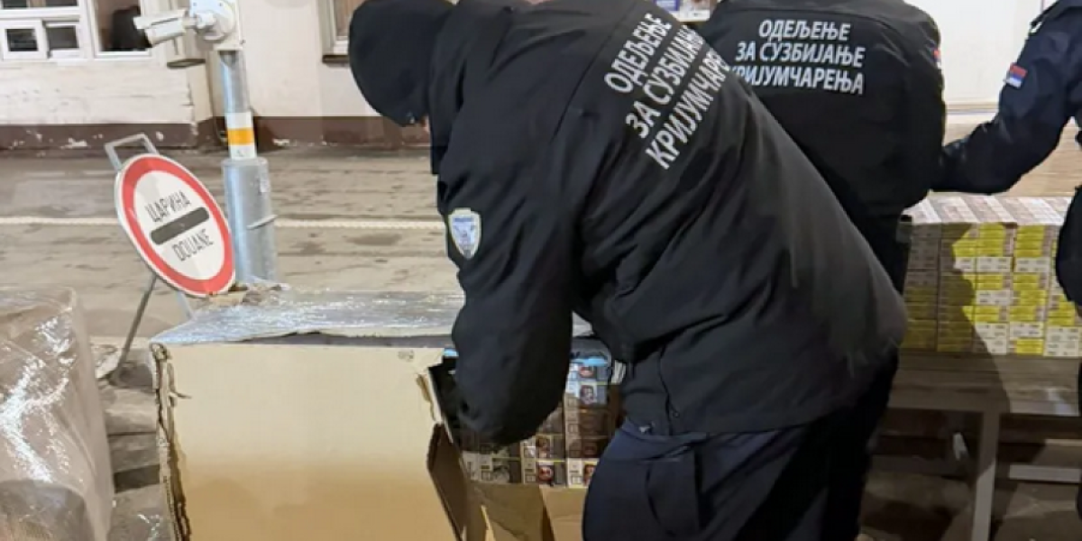 Policija pregleda fotelje