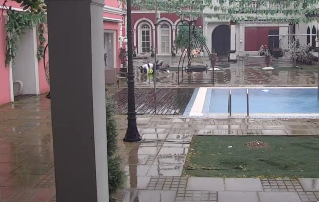 Jezive scene u Eliti, trudna Anita prošla kroz staklo: Luku obezbeđenje bacilo na pod