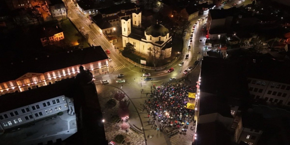 Srbija u tuzi, Čačak u raskoraku: Aplauzi na trgu u danu tragedije (FOTO/VIDEO)