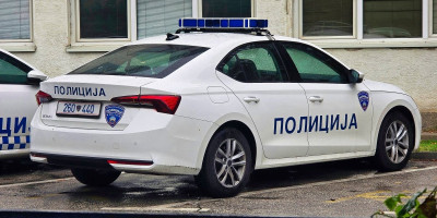 Alko-tester umalo eksplodirao: Muškarac vozio mrtav pijan, pa udario u dva parkirana vozila