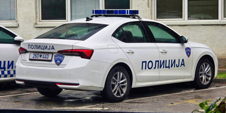 Alko-tester umalo eksplodirao: Muškarac vozio mrtav pijan, pa udario u dva parkirana vozila