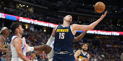 (VIDEO) Ljudi, ovo morate da vidite: Neverovatna trojka Jokića s pola terena, navijači su se hvatali za glavu