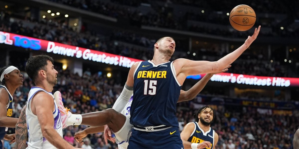 (VIDEO) Ljudi, ovo morate da vidite: Neverovatna trojka Jokića s pola terena, navijači su se hvatali za glavu