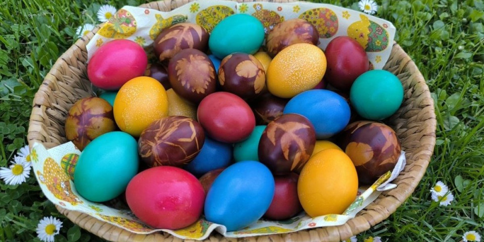 Farbanje jaja na pari zaludelo domaćice: Nikad lakša tehnika za nestvarne šare (VIDEO)