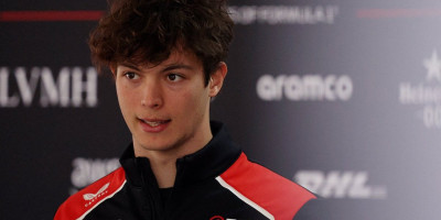 Uf, užasan udes u Japanu: Mladi vozač prvi velikoj brzini udario u ogradu (VIDEO)