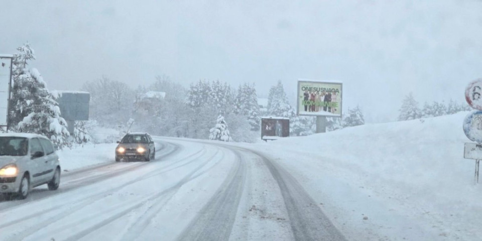 Veje kao usred zime: Deo Srbije okovan snegom (FOTO)