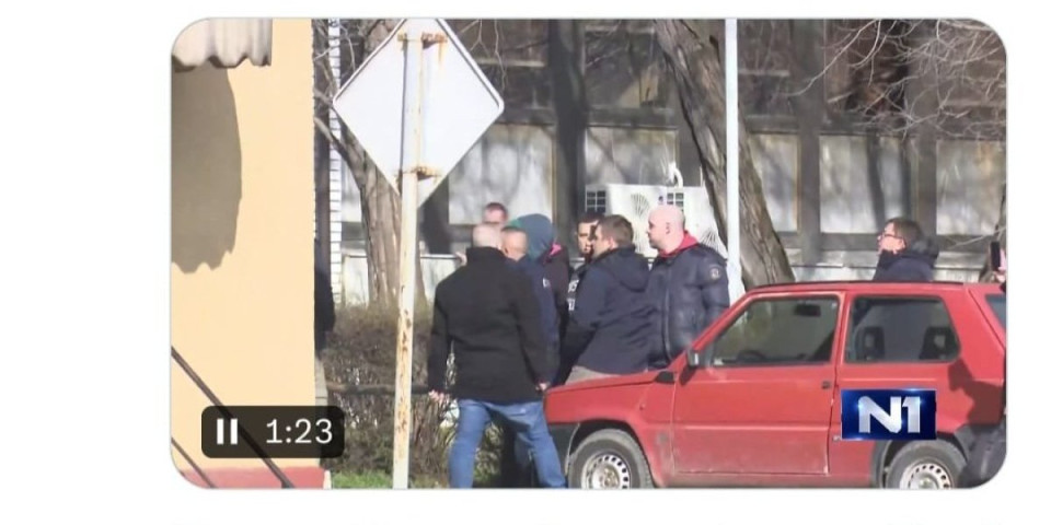 Šta će blokaderi ispred prostorija SNS? N1 ne zanima to što su došli da terorišu (FOTO)