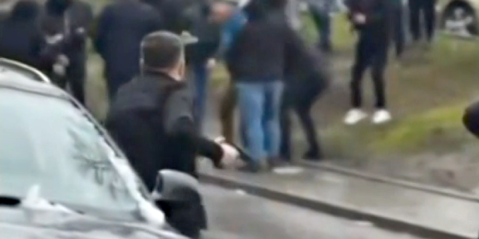 Narko protuva iz Bajine Bašte izvadio pištolj: Finansijer opozicije napravio haos ispred prostorija SNS (VIDEO)