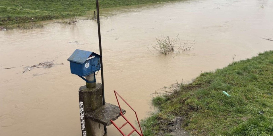 Jadar raste, ali nema mesta panici: Na terenu i džakovi sa peskom