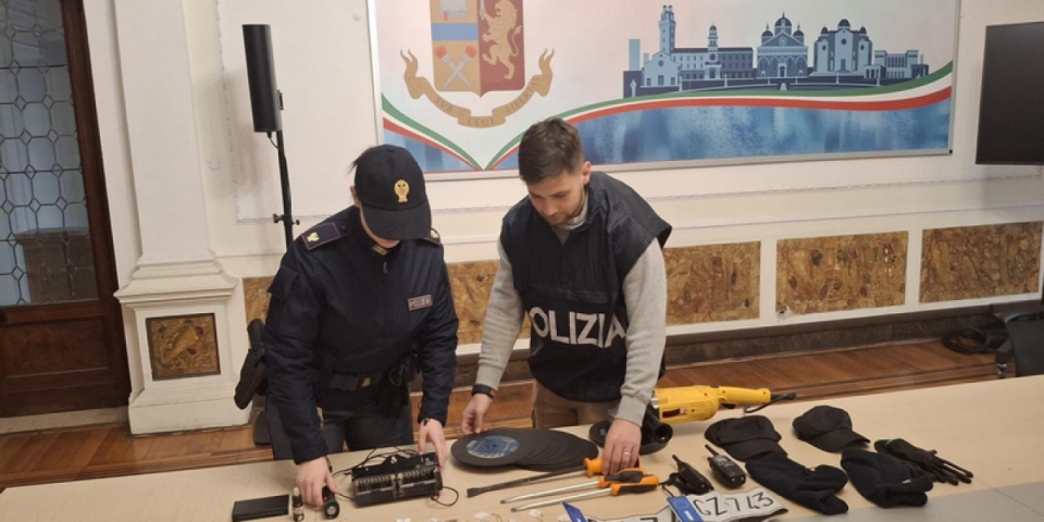 Srbi pljačkaši harali Italijom: Snabdeli se policijskom opremom, pa se "bacili u akciju", istražiteljima ovo misterija