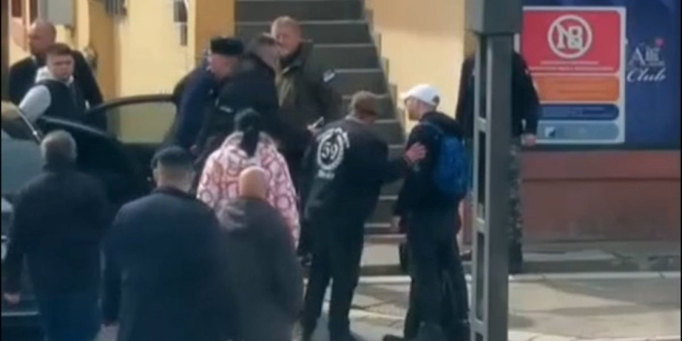 Zastrašujuće! Pogledajte divljačko ponašanje blokadera u Boru - Nasrnuo na nedužnog čoveka (VIDEO)