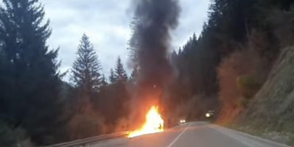 Horor na putu kod Užica: Buknuo plamen na vozilu u pokretu