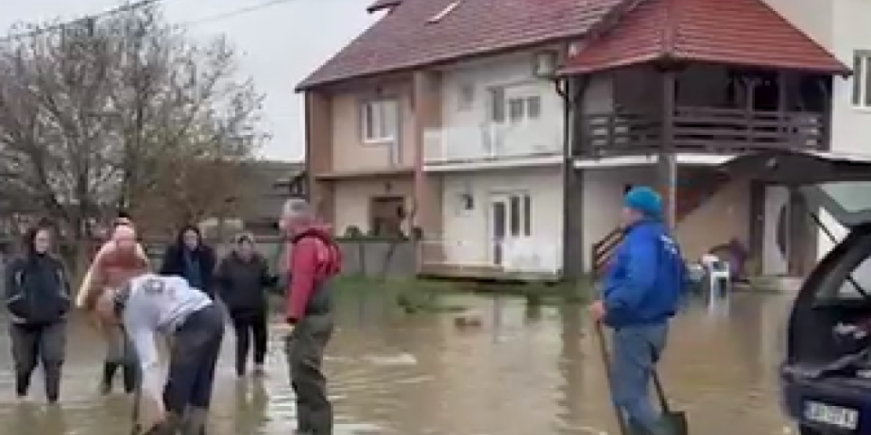 Ekipe obilaze naselja uz reke: Kroz Klupce u čizmama (VIDEO)