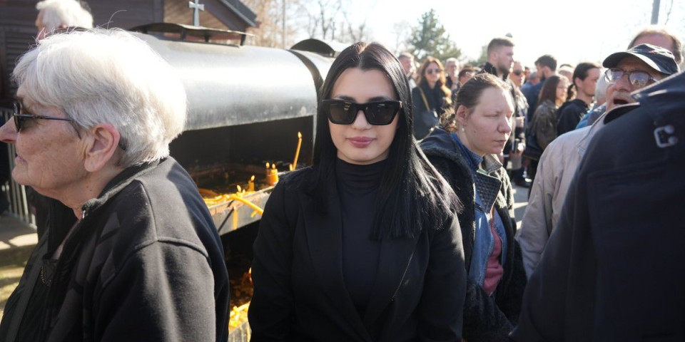 "Teško mi je, tužno me je gledao": Pevačica plače na aerodromu - Susret sa njim je slomio