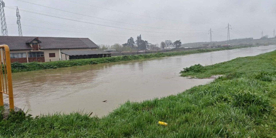 Uvedena vanredna odbrana od poplava: Podzemne vode plave dvorišta, čisti se kanal kod Šapca