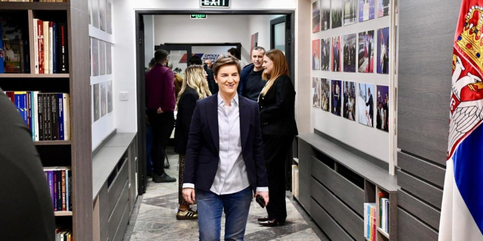 Brnabić stigla u štab SNS-a i odmah udarila: Blokaderi žele sukobe, a ne izbore!