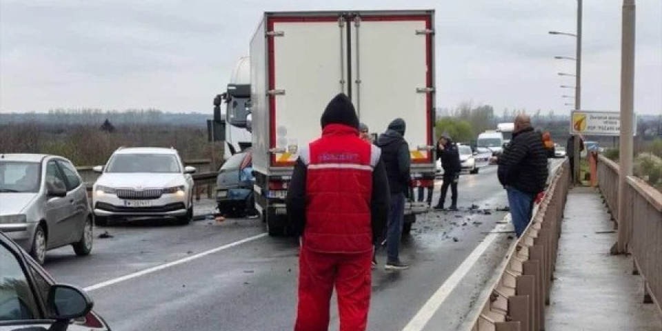 Poginula jedna osoba: Težak sudar na Kovinskom mostu - Auto prešao u suprotnu traku, pa se zakucao u kamion (FOTO)