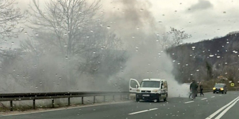 Buktinja na magistrali: Gori automobil iznad Užica
