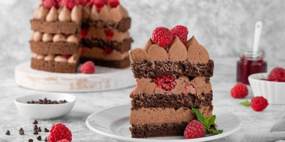 Čokoladna torta sa malinama: Najkremastiji desert savršen za Vaskrs - spremna začas