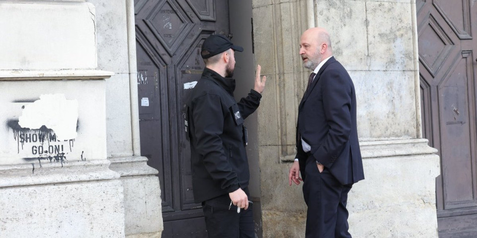 Rektor Đokić pokušao da se sakrije iza belgijskog ambasadora! Policija ispratila i njega