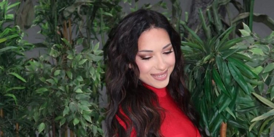 Sveta voda prodrmala scenu - Pevačicu preplavile emocije: "Strah je bio ogroman"