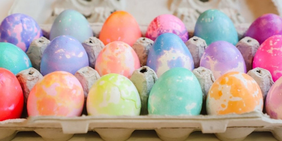 Najjednostavnija tehnika farbanja jaja: Savršeno obojena, a bez nereda (VIDEO)