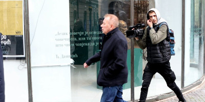 MEGAEKSKLUZIVA: Prpa bato! Ispred Rektorata i Đokićev intimus - došao da pomogne pajtosu (FOTO)