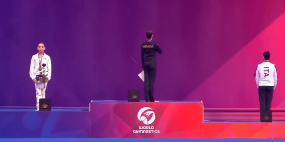 Svet bruji o skandalu Ruskinje: Pogledajte šta je uradila zbog zastave Ukrajine (VIDEO)