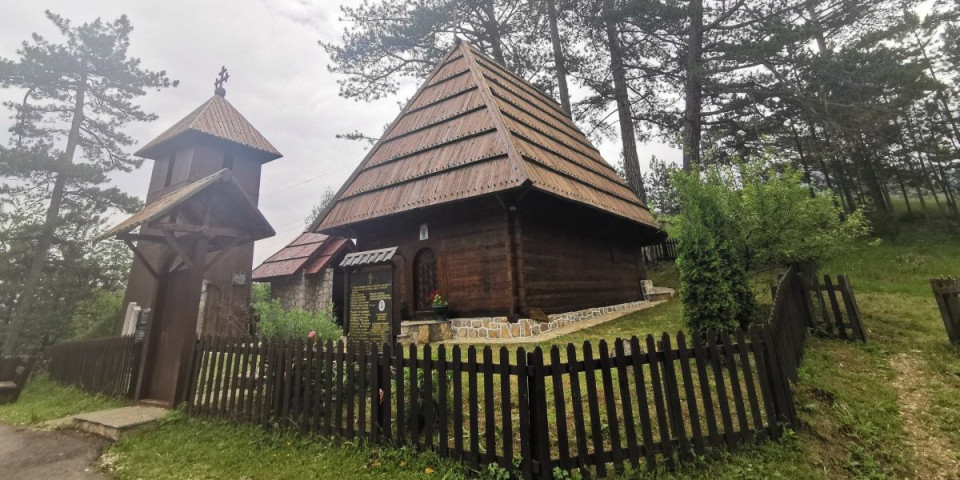 Ona je netaknuti biser skriven u borovoj šumi! Iako je od drveta božjom voljom odolela je vekovima