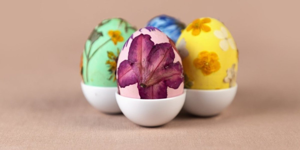 Trend za Vaskrs: Ukrasite jaja presovanim cvećem na jednostavan način (FOTO)