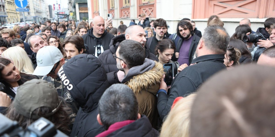 Ljudi, ovaj je 28. na blokaderskoj listi: Izazvao haos u studiju Utiska nedelje - šokirao goste šta je rekao o ćirilici (VIDEO)