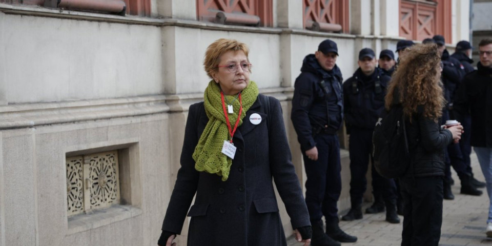 (VIDEO) Političarka blokaderka prvi put „na merama“: Šta je to Biljana „Dabrica“ Stojković pričala u „Evropskoj kući“?